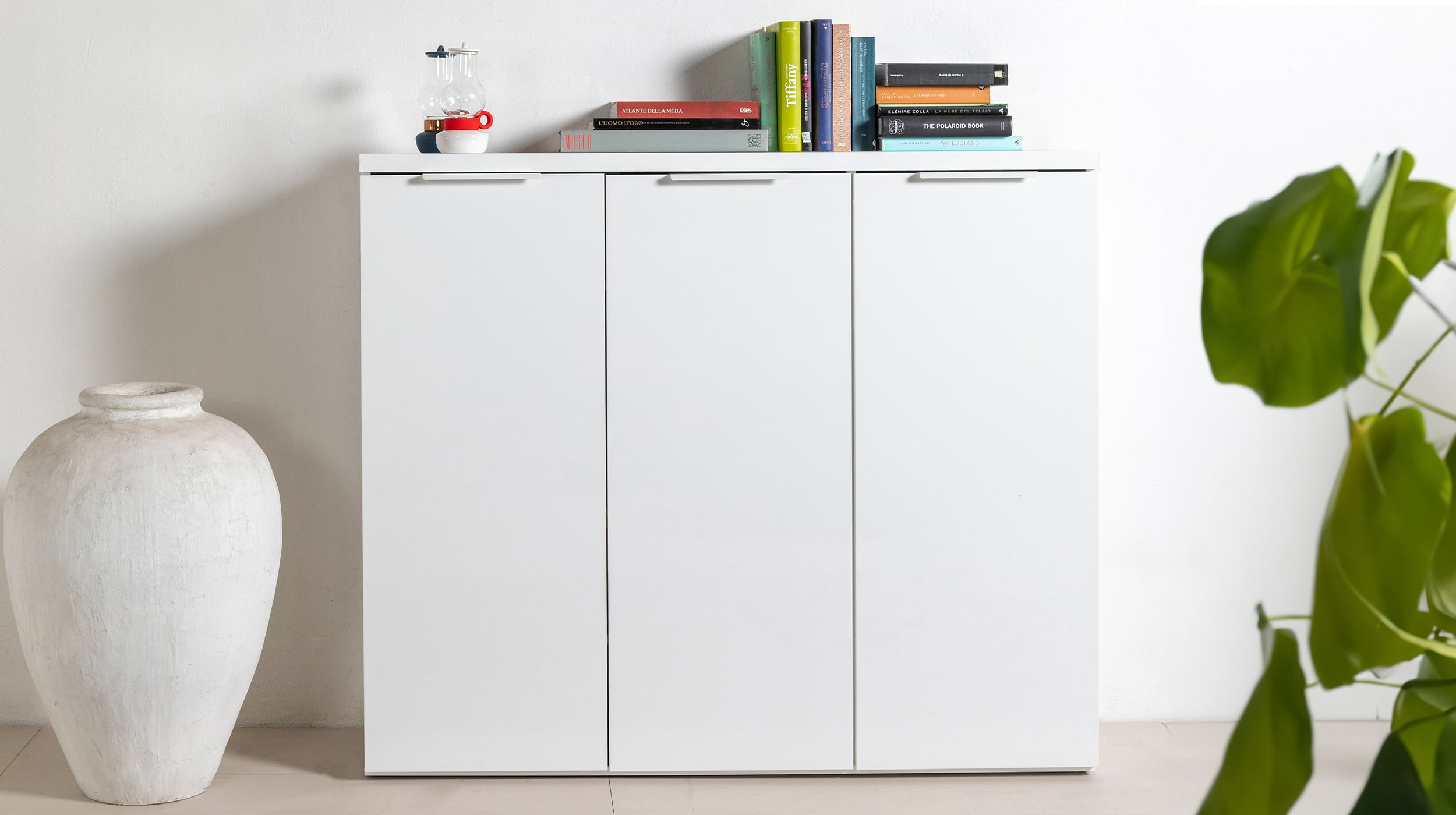 Kommode weiß hochglanz 120 cm 3-türig Metallgriffe - MUNDI